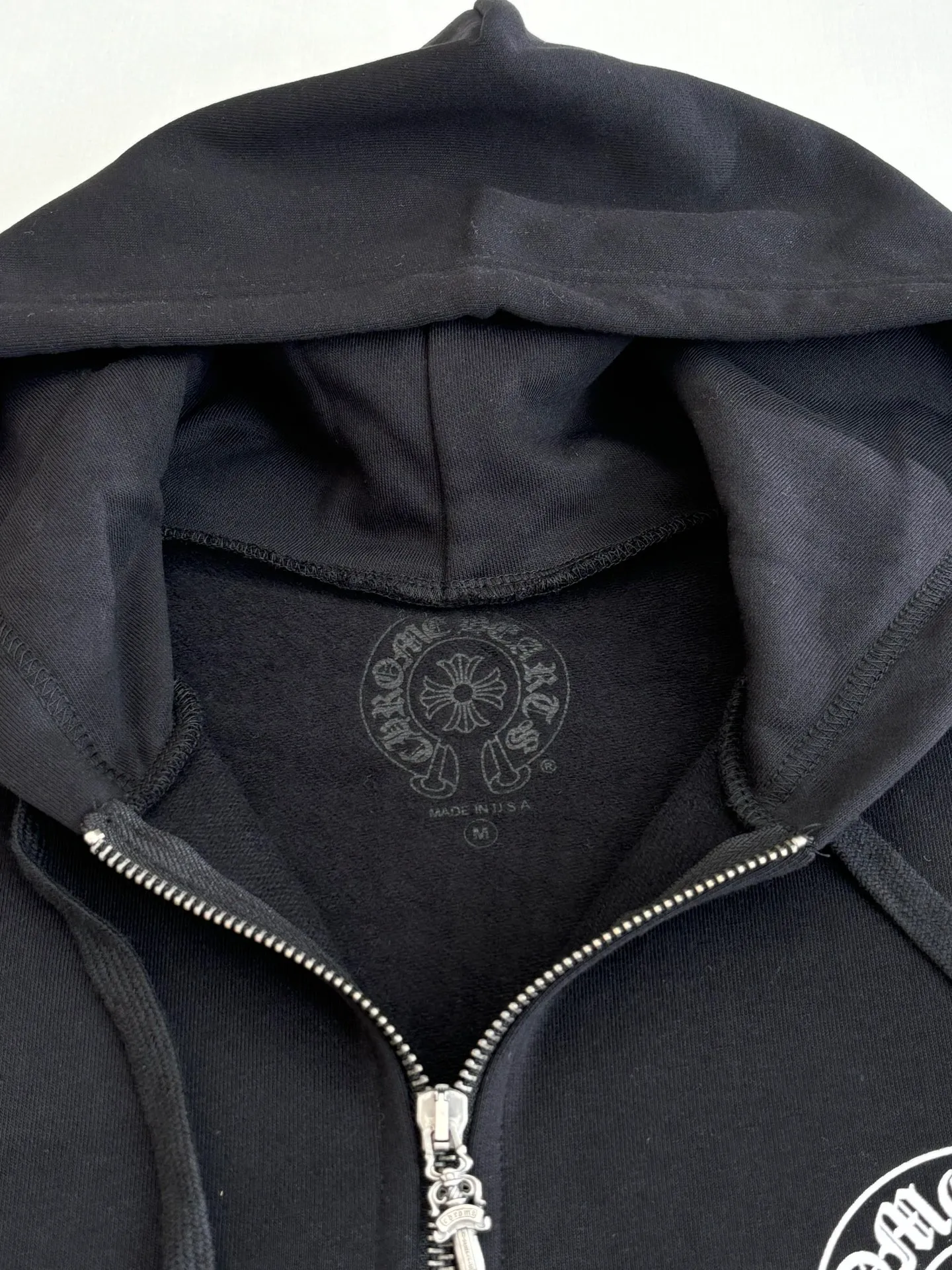 P450 Chrome Heart*/Chrome Heart 25 new horseshoe print unicorn zipper jacket. The fabric is made of 420g thin velvet coarse fish scale fabric. The printing is printed by hand glue according to the original version. The finished product is sanded and washed to shape. It feels excellent. Real antique silver and old chain head (key point: zipper puller is sprayed with silver and made old). Size: S/M/L